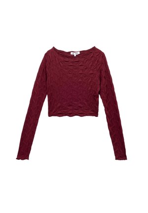 Top corto a maniche lunghe in bordeaux, con una trama testurizzata di forme a diamante in rilievo e orlo ondulato. Tessuto elasticizzato.