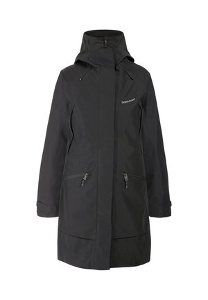 Čierna nepremokavá bunda s vysokým golierom, nastaviteľnou kapucňou, dvoma bočnými vreckami na zips a logom na hrudi. Hladká textúra, priliehavý strih.