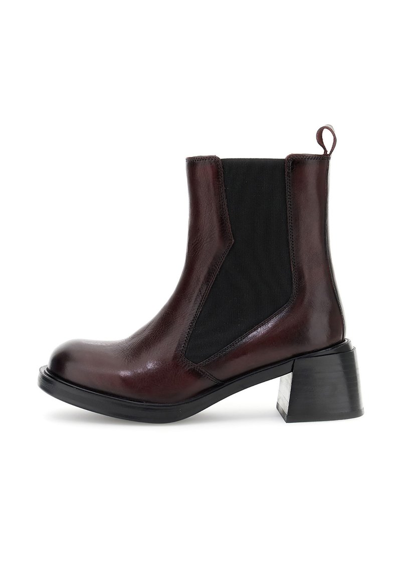 Botină din piele maro închis, cu panouri elastice laterale negre, toc bloc și tab cu ajutor în spate, prezentată din profil lateral pe un fundal alb.