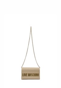 Borsa in ecopelle beige con la scritta dorata "LOVE MOSCHINO", forma rettangolare e una lunga tracolla in catena dorata. Texture liscia, design minimalista.