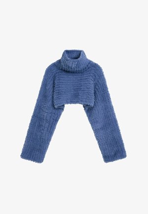 Suéter azul de cuello alto recortado hecho de tela suave y peluda. Cuenta con mangas largas y un patrón texturizado en todo el tejido.