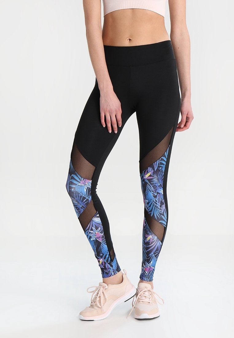 Leggings sportivi neri con una stampa floreale colorata sulla parte inferiore delle gambe, dotati di inserti in rete sui lati per traspirabilità e comfort.