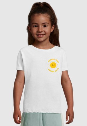 Hvid bomulds t-shirt med rund halsudskæring, som har et gult solgrafik og tekst, der står "GOLDEN RAYS ENDLESS DAYS" i fede bogstaver.