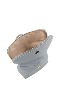 Lichtblauwe leren handtas met een gouden rits en drukknoopsluiting, voorzien van een beige interieurvoering en een gestructureerde vorm.