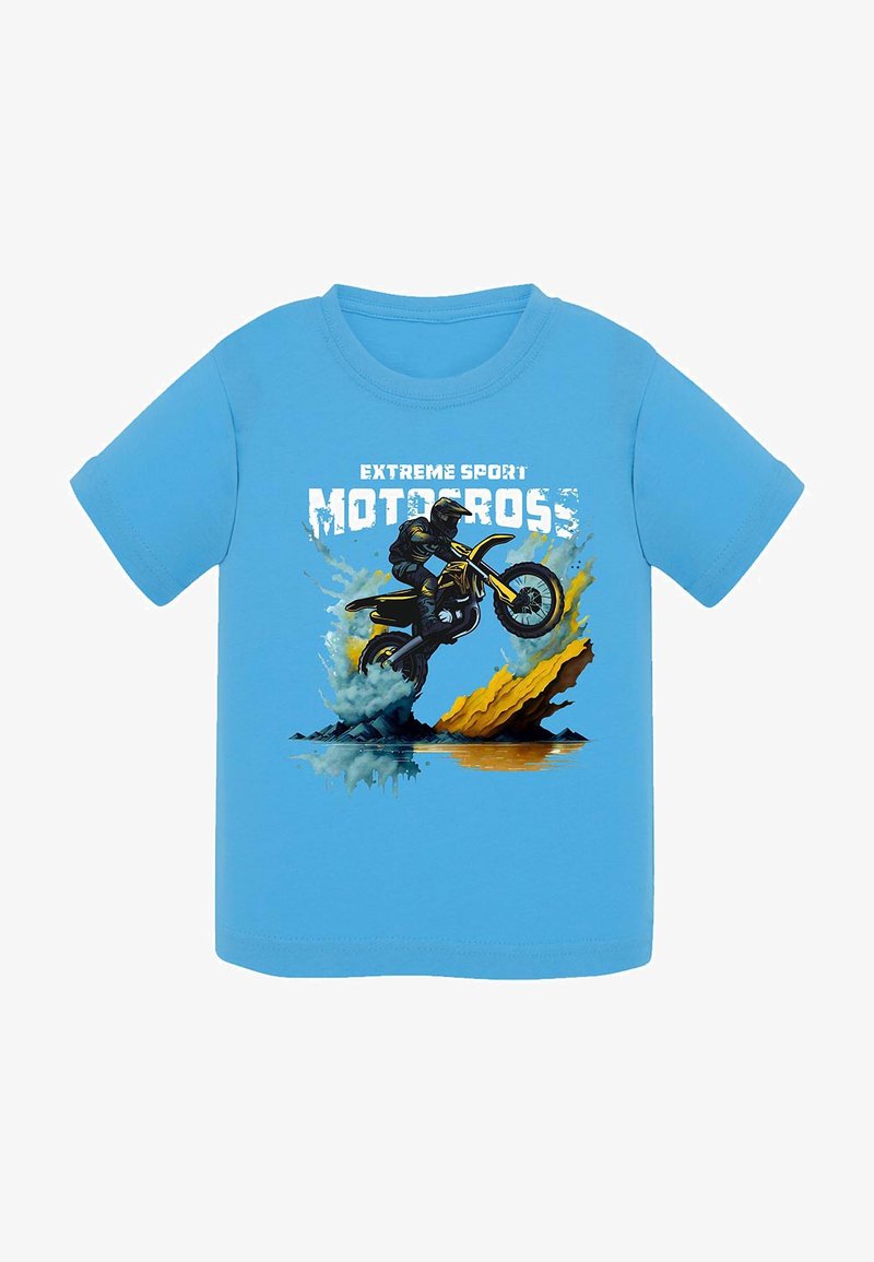 Jasnoniebieska bawełniana koszulka z grafiką przedstawiającą motocrossowca i motocykl, z plamami żółtej i zielonej wody poniżej.