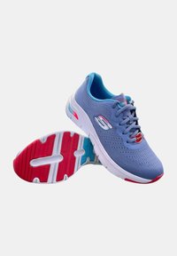 Zapatillas deportivas de color azul claro con parte superior de malla, suela acolchada, acentos rojos y azules, y un patrón texturizado, con cordones y marca.