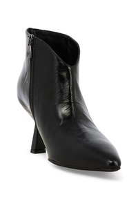 Stivaletto nero con punta appuntita, cerniera laterale, tacco alto e sottile, e texture in pelle liscia.