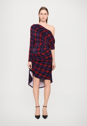 Asymmetrische jurk met een paars en rood geruit patroon, gemaakt van zachte jersey stof, met drapering en een hoge-laag zoom.