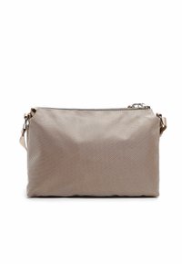 Sac à main rectangulaire en matériau beige doux avec une finition texturée, doté d'une fermeture éclair et d'un attache de sangle réglable.