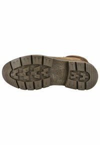 Suela de bota de goma con profondas estrías y surcos para tracción, con un diseño robusto. Color marrón con logo y patrón texturizado.