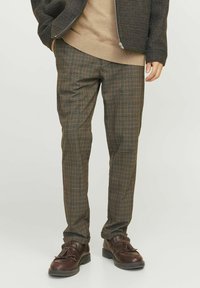 Kariertes Hosen in Dunkelbraun und Oliv, mit blauen und orangefarbenen Linien. Hergestellt aus einem glatten Stoff, mit einem geraden, taillierten Schnitt und elastischem Bund.