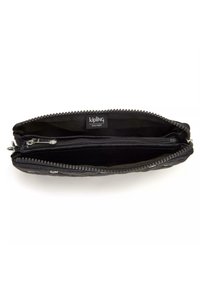 Pochette nera con zip realizzata in tessuto testurizzato, dotata di una chiusura in metallo argentato, tasca interna e etichetta con il marchio "Kipling Live Light."