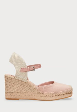 Rosa espadrille kilehæl sandal med overdækning i stof, flettet jute mellemsål og en vævet ankelrem med spænde til justering.