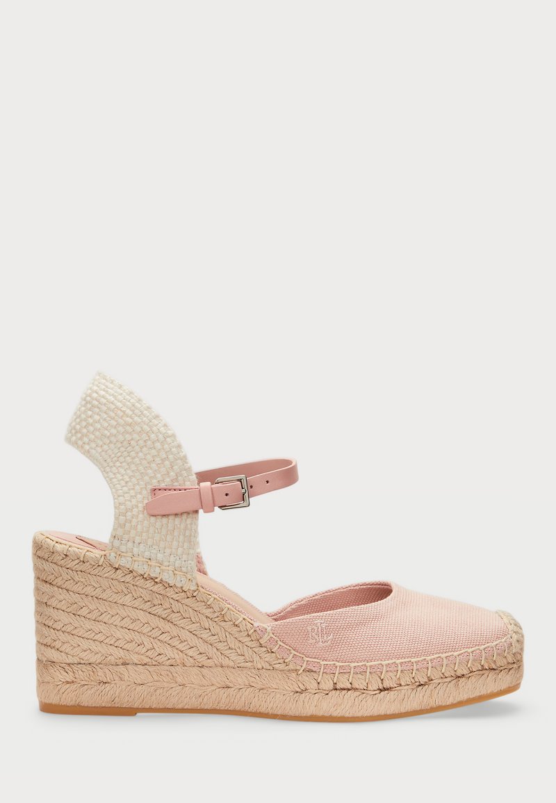 Růžová espadrilová wedge sandál s textilní svrchní částí, pletenou jutovou mezipodrážkou a tkaným kotníkovým popruhem s přezkou pro nastavení.