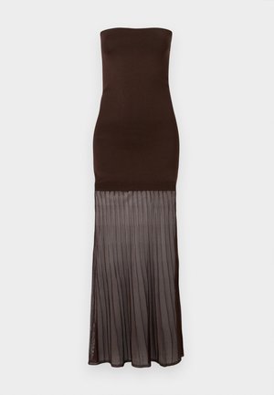 Vestido marrón oscuro sin tirantes con corpiño ajustado y falda plisada transparente que se extiende desde la mitad del muslo hasta el tobillo.