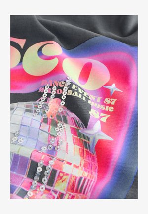 Material gri cu o grafică colorată a unei bile disco cu paiete, stele și text îndrăzneț "DISCO" și "DANCE EVENT 87".