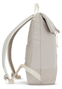 Sac à dos beige avec un côté texturé, des bretelles en mesh et une fermeture à enroulement. Comprend des bretelles ajustables et un design épuré et minimaliste.