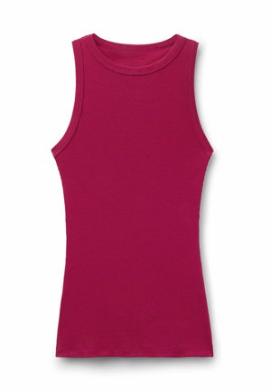 Ärmelloses, figurbetontes, geripptes Tanktop in tiefem Magenta mit rundem Ausschnitt, flach auf weißem Hintergrund präsentiert.