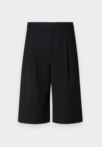 Czarne plisowane szorty wykonane z tkaniny o gładkiej fakturze. Posiadają pas w talii i szerokie nogawki, o długości do kolan.