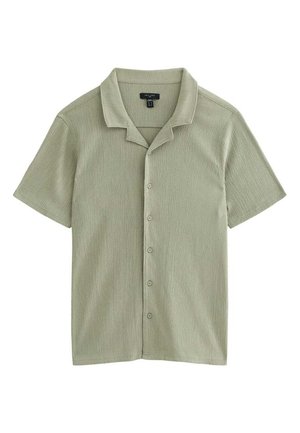 Camisa de manga corta con botones y cuello campestre en tela texturizada verde clara.