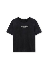 Camiseta negra de algodón, con cuello redondo y mangas cortas. Texto "SINFONÍA VOLCÁNICA DE DESTRUCCIÓN" en blanco centrado en la parte delantera.