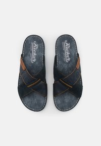 Sandali neri in suede con fasce incrociate, caratterizzati da una suola scura e testurizzata con dettagli in cucitura arancione. Logo visibile sulle fasce.