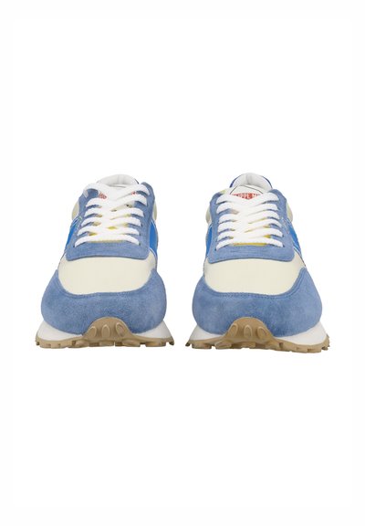 Sneakers blu in suede con accenti in rete e pelle bianca, caratterizzati da lacci bianchi, una suola testurizzata e un dettaglio giallo sulla linguetta.
