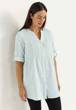 Hellblau gestreiftes Hemd mit durchgehender Knopfleiste, kurzen aufgerollten Ärmeln und strukturiertem Stoffdesign. Verfügt über einen V-Ausschnitt und eine lockere Passform.