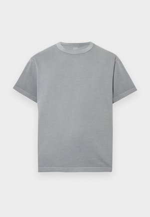 Lihtne hall lühikeste varrukatega T-särk ümmarguse kaelusega, nähtava õmblusega ja väikese GAP logo kaeluse sees.