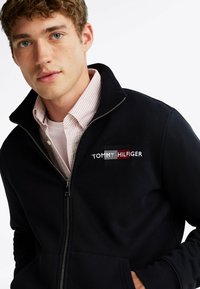 Tommy Hilfiger FLAG EMBROIDERY  - Felpa con zip - desert
