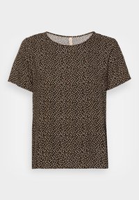 Blusa marrón de manga corta con un patrón floral blanco disperso, escote redondo y un corte holgado. Tejido de textura suave.