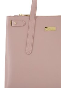 Lyserød tote bag lavet af tekstureret materiale, med en guld logo-plade og lynlås lukning samt en matchende rem.