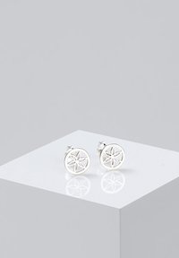 Orecchini a bottone in argento con un design circolare e motivi floreali intagliati. Finitura lucida con piccoli fermi a posteriore.