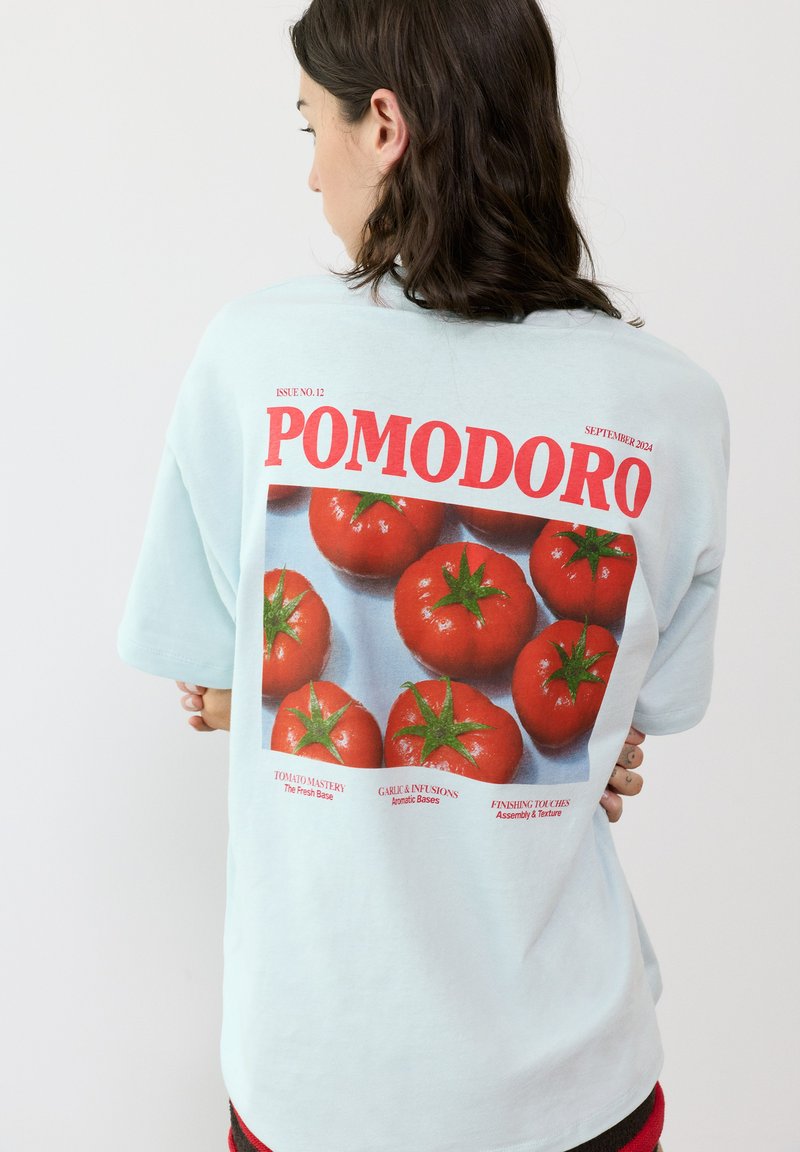 PULL&BEAR OVERSIZE WITH TOMATO GRAPHIC - T-SHIRT - T-shirt imprimé - turquoise