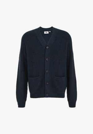 Tamsiai mėlynas megztinis su tekstūriniu mezgimo raštu, V formos iškirpte ir priekiniu sagų užsegimu. Turi dvi priekinės kišenes ir briaunuotus rankogalius.