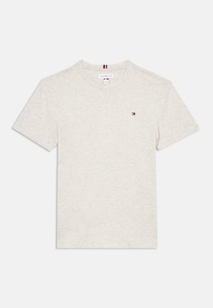 Lichtbeige T-shirt met korte mouwen en ronde hals, met klein rood, wit en blauw logo op de linkerborst en voorzien van een merklabel binnenin de hals.
