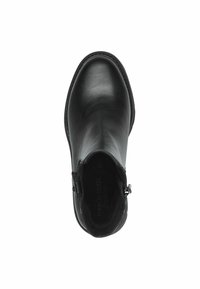 Bottine en cuir noir avec un bout arrondi, texture lisse, détail de fermeture éclair sur le côté et coutures subtiles le long de la semelle.