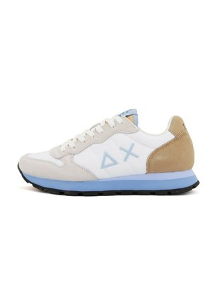 Baskets avec une tige en cuir blanc, des accents en daim beige, une semelle bleu clair, présentant un logo géométrique sur le côté et des lacets plats.