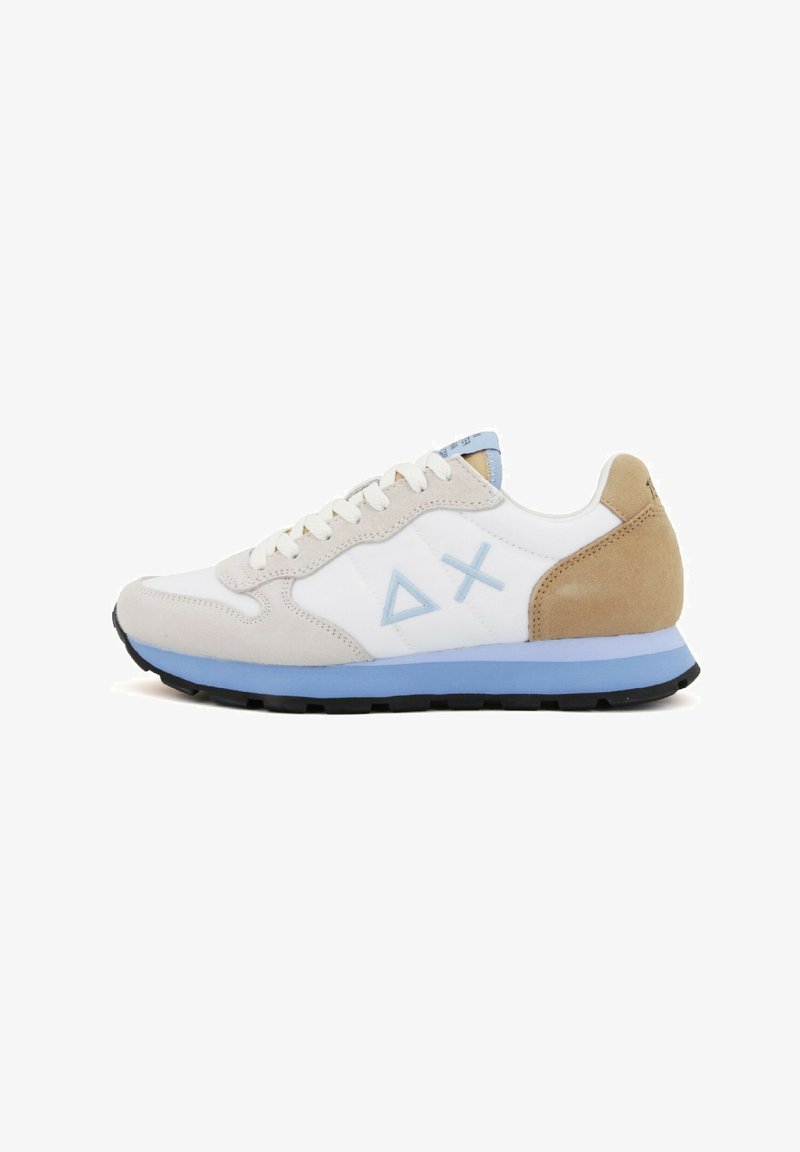 Baskets avec une tige en cuir blanc, des accents en daim beige, une semelle bleu clair, présentant un logo géométrique sur le côté et des lacets plats.
