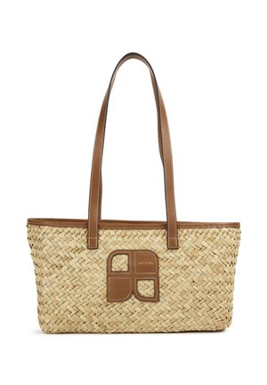 Sac cabas en paille tissée avec des poignées en similicuir marron et une pièce accentuée ornée d'un motif carré au centre.