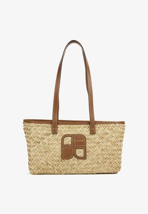 Pleteni slamnati torba za nošenje sa smeđim ručkama od umjetne kože i naglašenim zakrpanim dijelom s kvadratnim dizajnom u središtu.