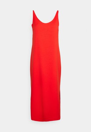 Robe midi rouge sans manches avec encolure arrondie et coupe droite, présentée sur un fond gris clair uni.