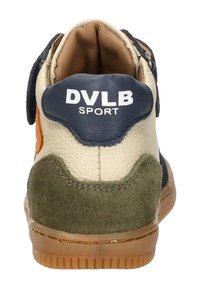 Hoge sneaker met een crème leren body, marineblauwe accenten, oranje details en een olijfgroene suède hiel. Voorzien van een klittenbandsluiting en een rubberen zool.