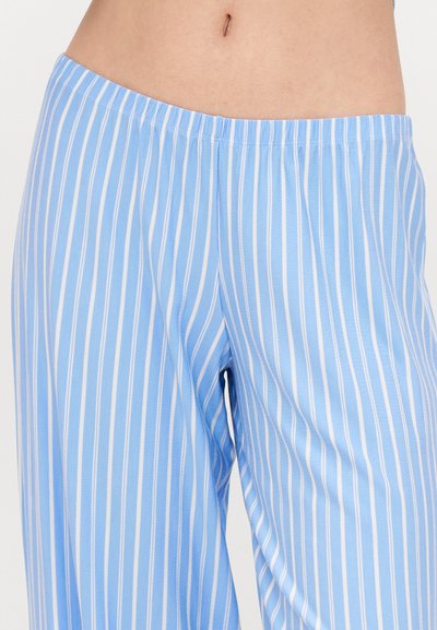 Calças de pijama à rayas azul claro, feitas de tecido suave, com um cós elástico. Listras brancas verticais bem espaçadas por todo o design.