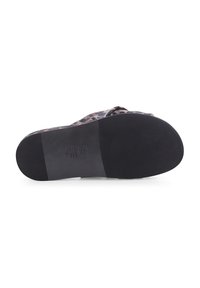 Luipaardprint slip-on sandaal met een textuur bovenwerk, breed bandontwerp en een zwarte rubberen zool, met geperste merkdetails.