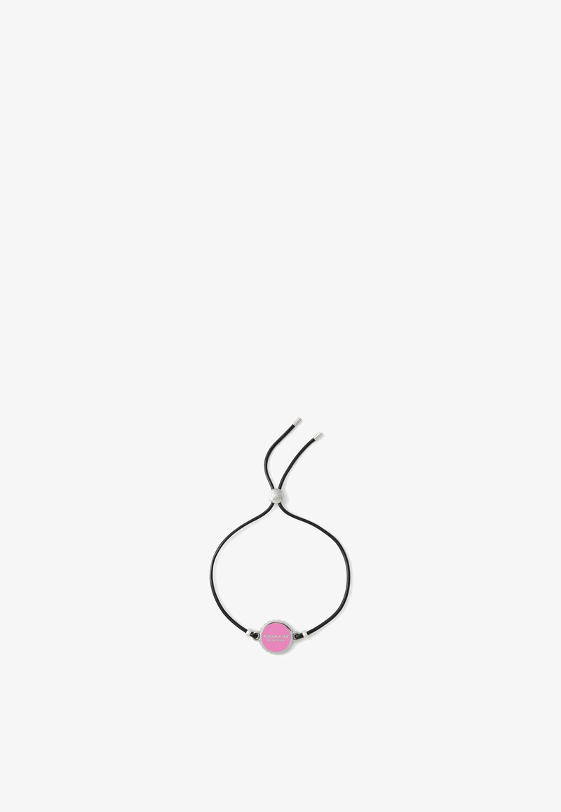 Bracelet en cordon noir avec un accent circulaire en émail rose dans un cadre argenté, avec des extrémités réglables pour personnaliser la taille.