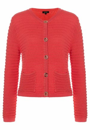 Cardigan en tricot rose corail à manches longues, col rond, deux poches avant et cinq boutons ronds en métal à bascule au centre.