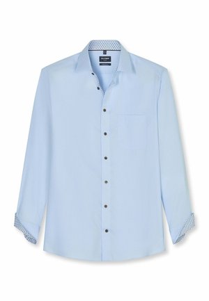 Hellblaues Herren-Hemd mit langen Ärmeln, Knopfleiste vorne, Brusttasche und gemustertem Innenkragen und Manschetten, flach auf weißem Hintergrund dargestellt.
