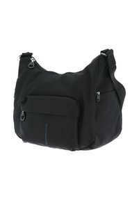 Borsa a spalla nera realizzata in tessuto durevole, con scomparto principale con zip, tasca frontale e cinturino regolabile. Dettaglio con logo in rilievo.