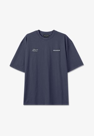 Tricou bleumarin cu mâneci scurte, cu textul „PEGADOR” și „Moments Memories” imprimat pe piept.